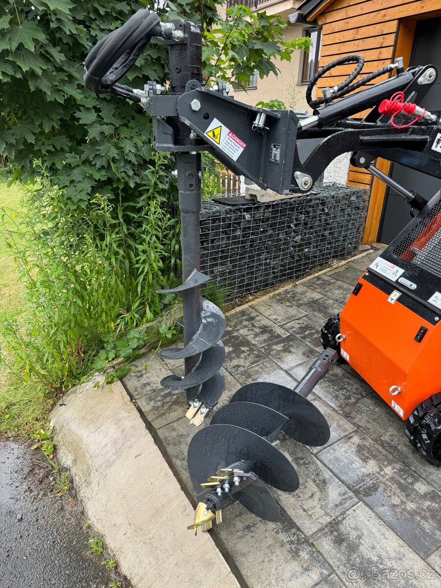 Hydraulický půdní vrták Arteer USA, pro mininakladač