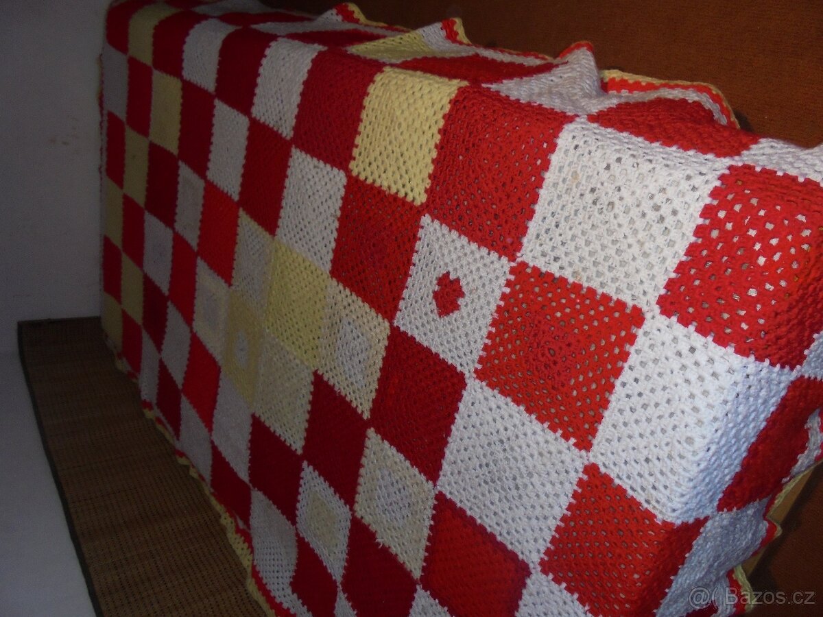 háčkovaný přehoz na otoman, gauč, pec