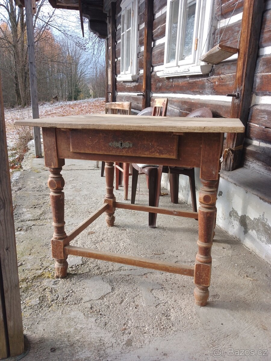 Starý dřevěný stůl