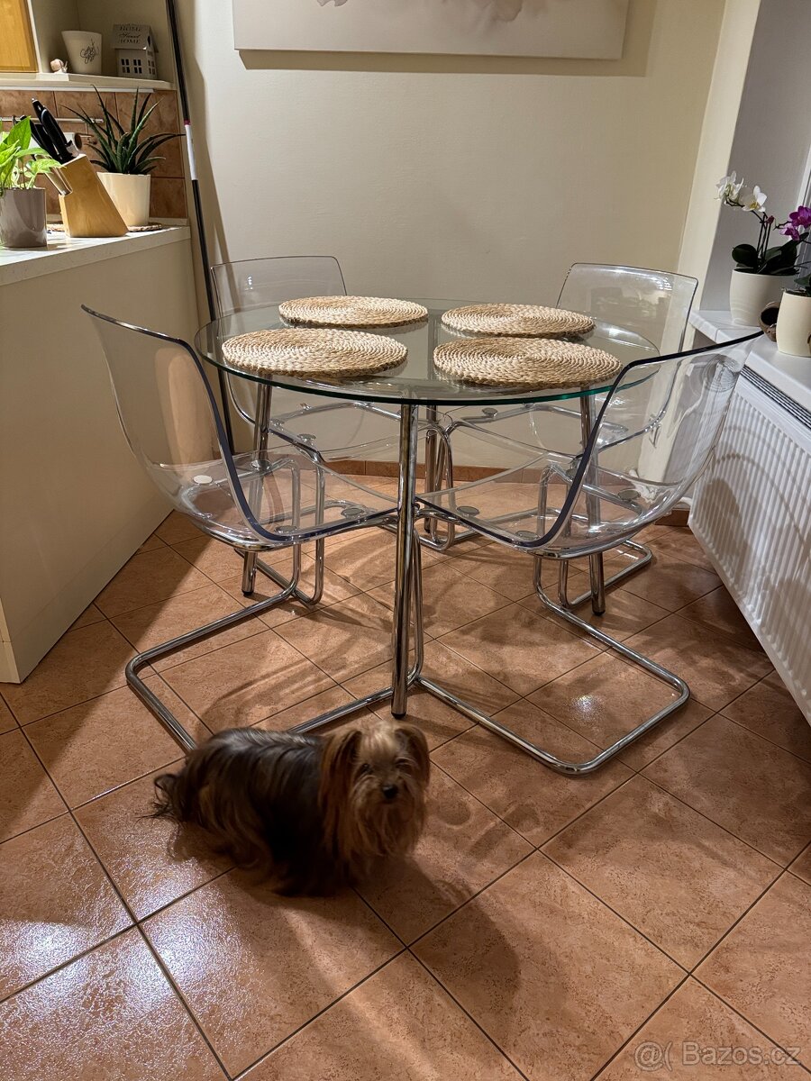 Kuchyňský skleněný stůl s židlemi