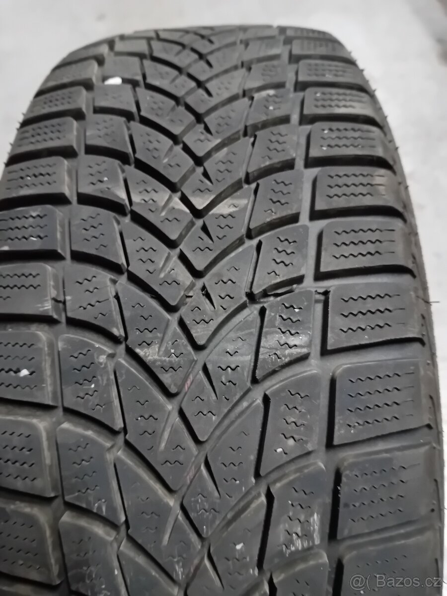 Prodám zimní pneum 215/55 R16