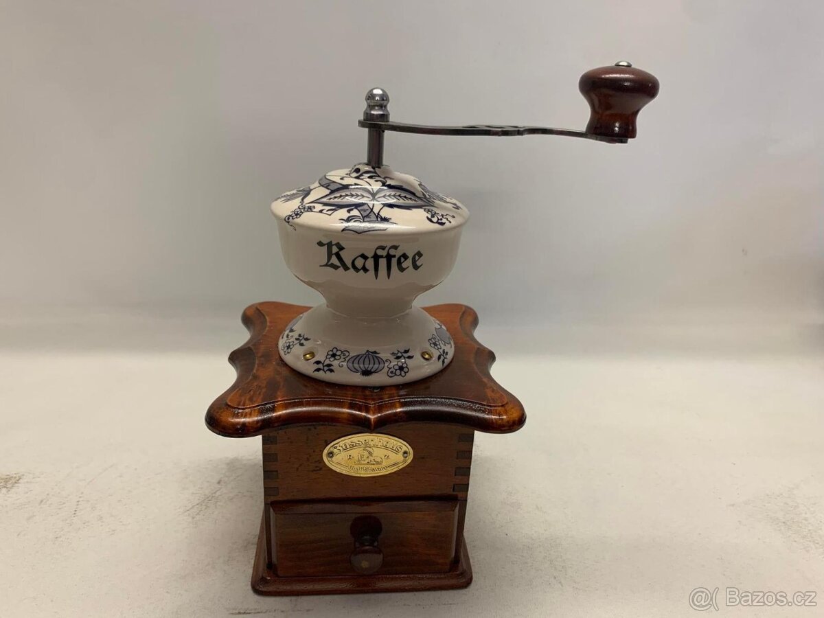 Porcelánový stolní mlýnek na kávu - cibulák č. 8