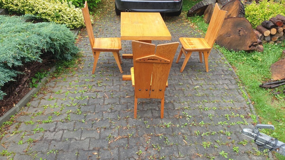Stůl a tři židle