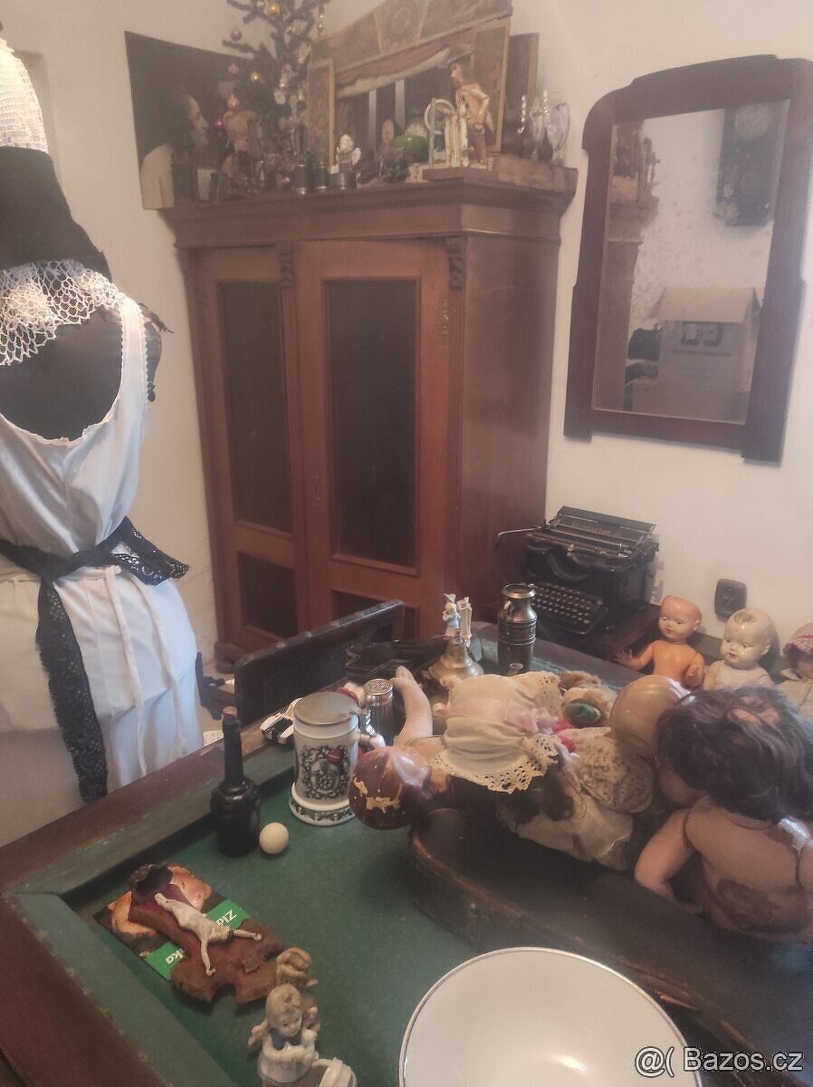 Skříň dřevěná starožitný