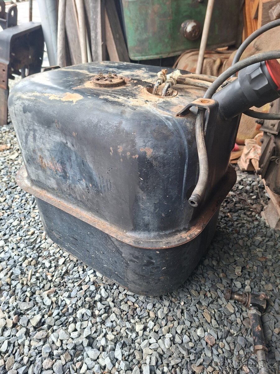 Zetor uřI nádrž na naftu 90l.