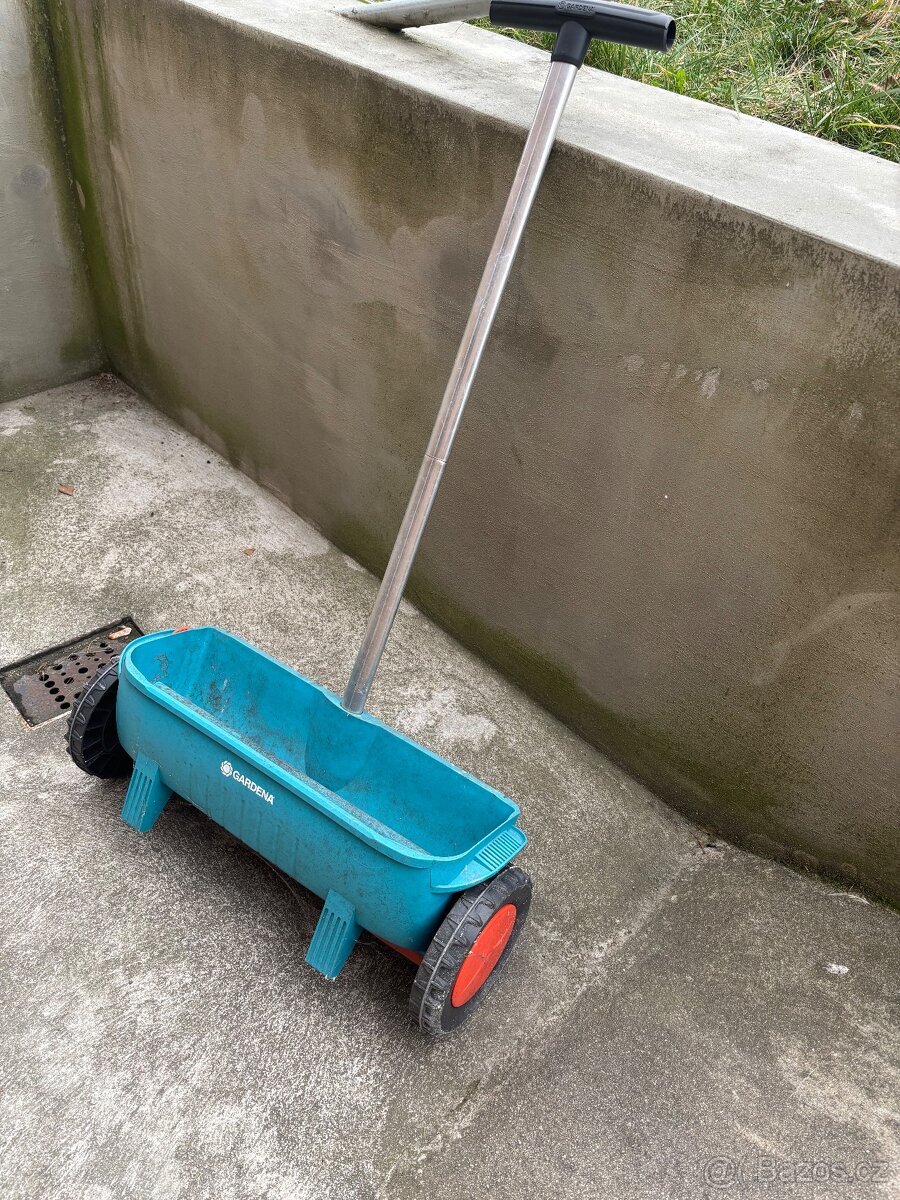 Sypací vozík, sečka Gardena