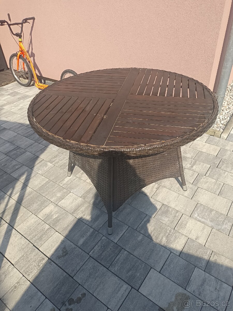 Zahradní stůl
