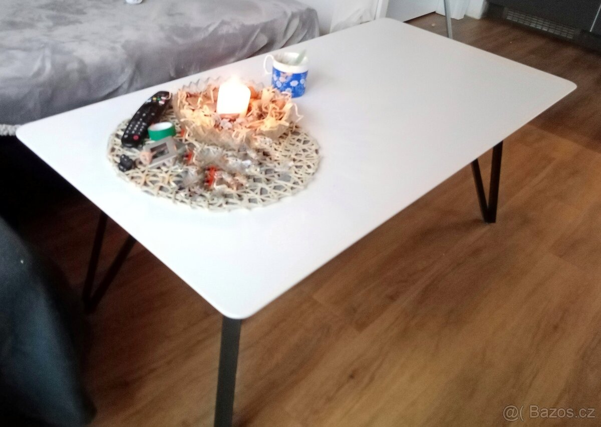 Konferenční stolek Mobelix bílý, černé nohy