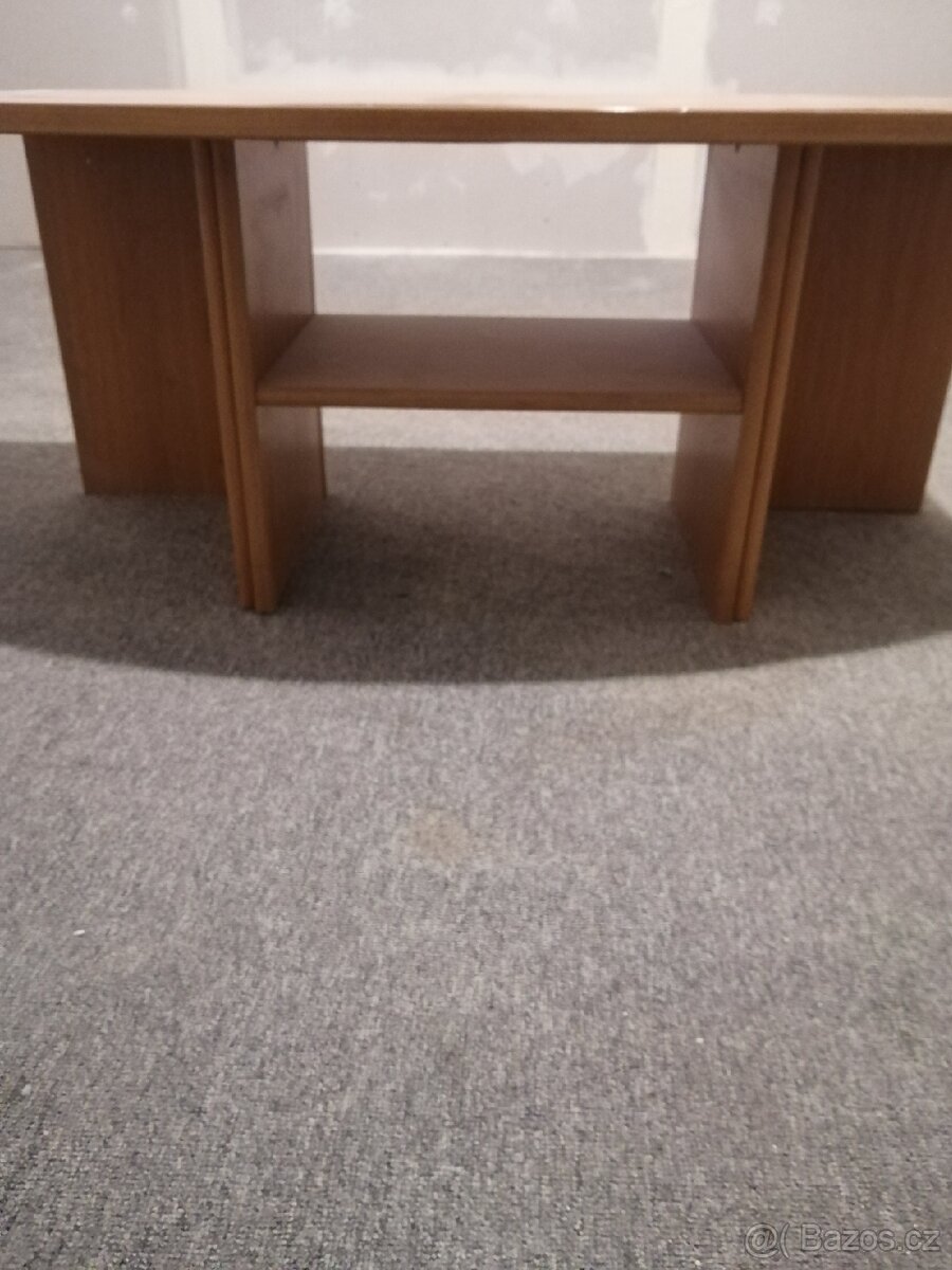 Stolek pod televizi