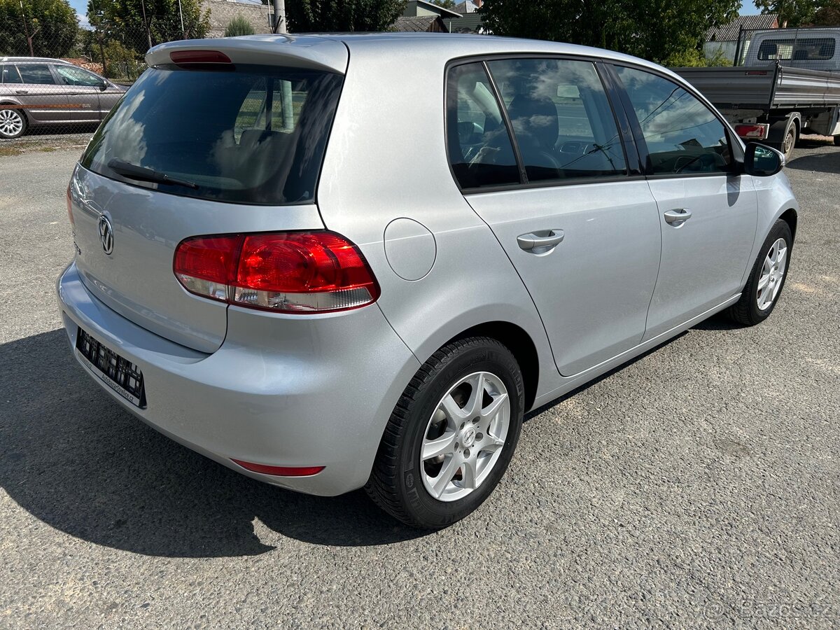 VW GOLF 1.4 MPI SERVISNÍ KNIHA 124.600 km.
