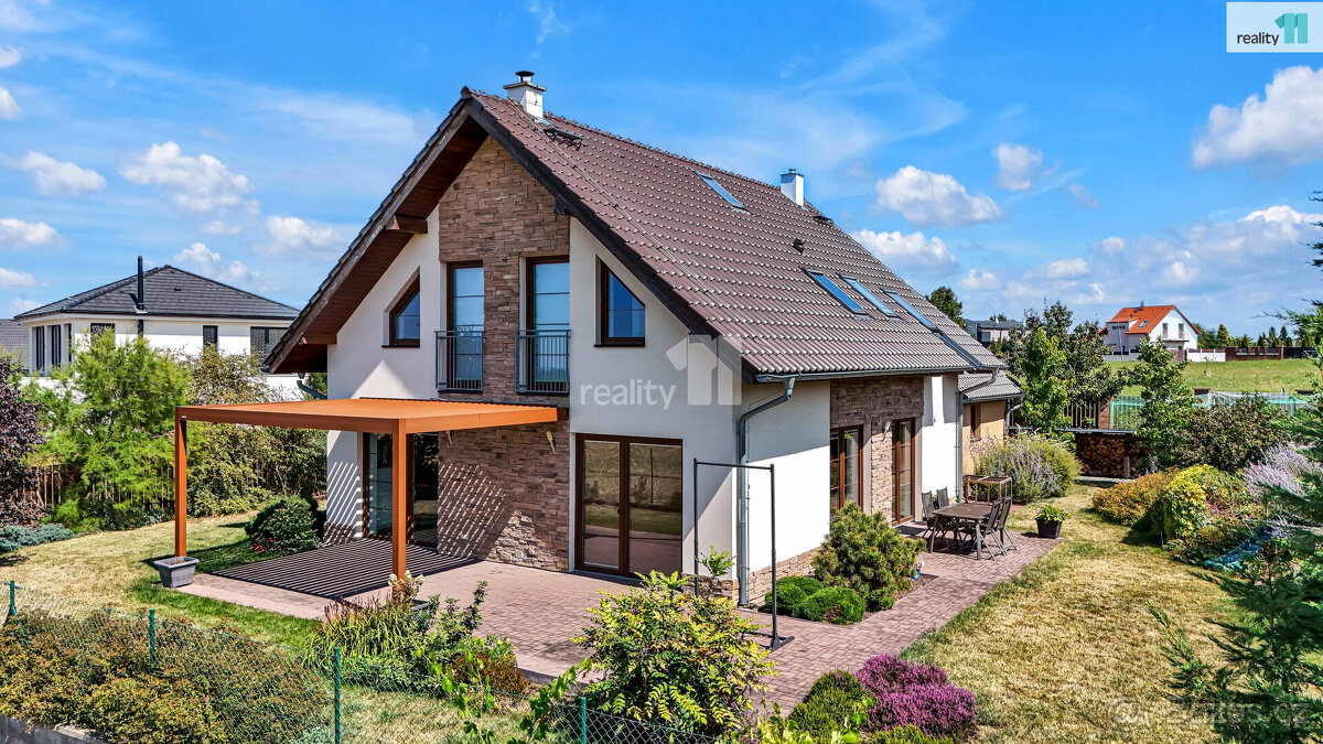 Prostorný dům 238 m2, 5+kk, pozemek 1269 m2, Radějovice,