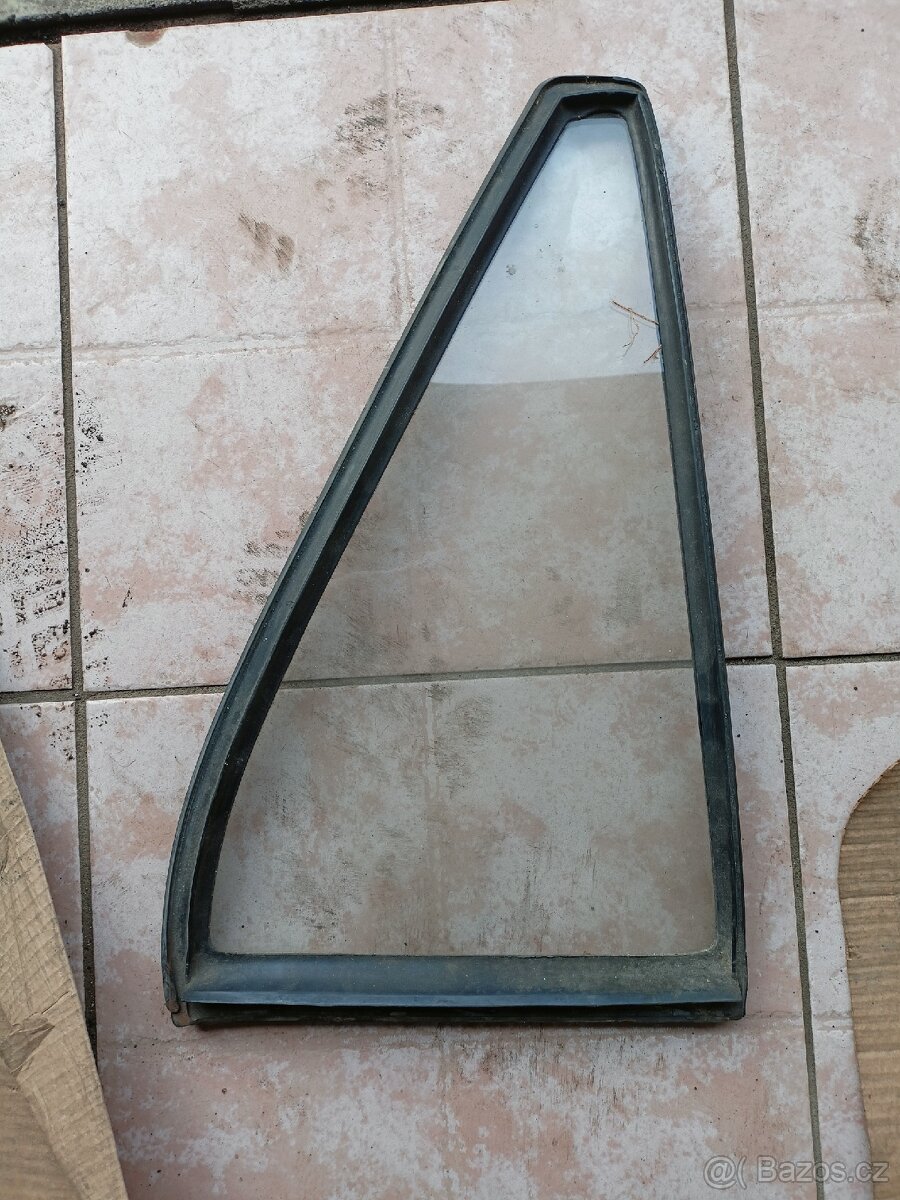 Daruji sklo do zadních dveří Renault.