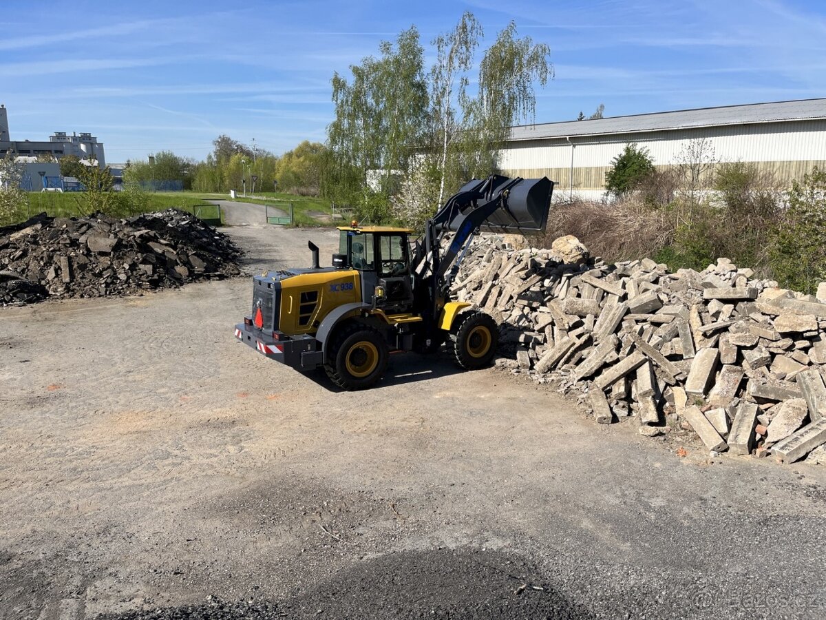 Čelní kolový kloubový nakladač