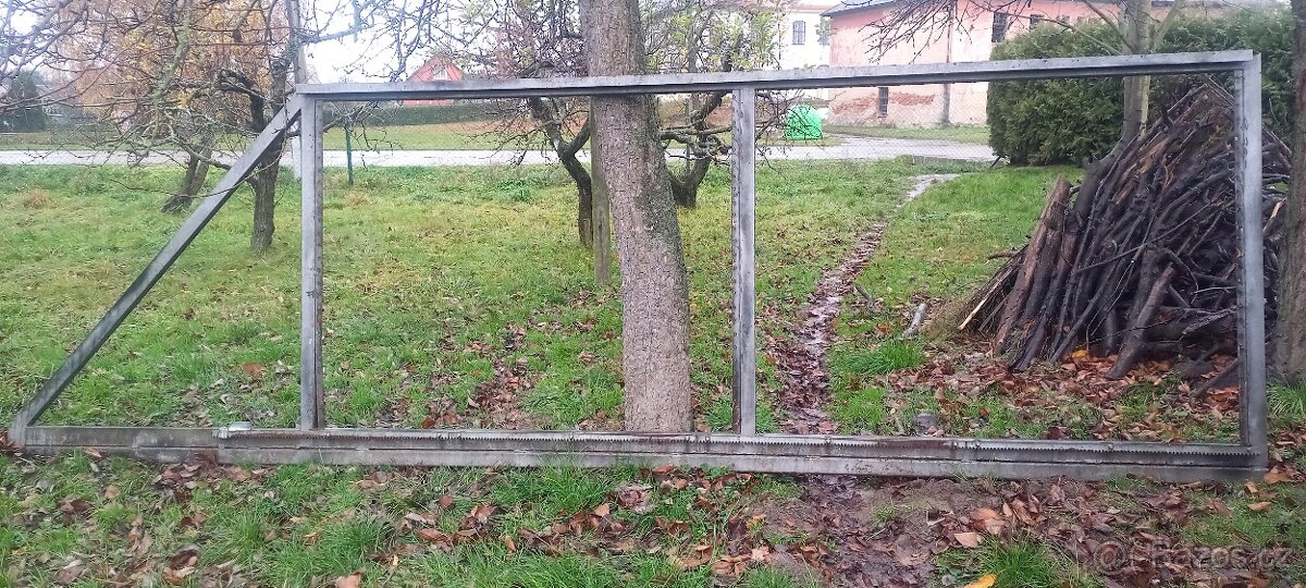 Posuvná samonosná brána