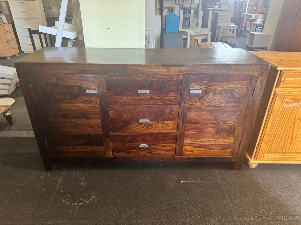 Krásná hnědá velká celodřevěná komoda z palisandru