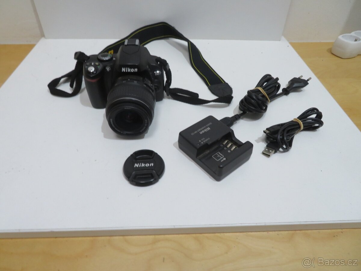 Digitální fotoaparát Nikon D40 + objektiv (závěrka 17596)