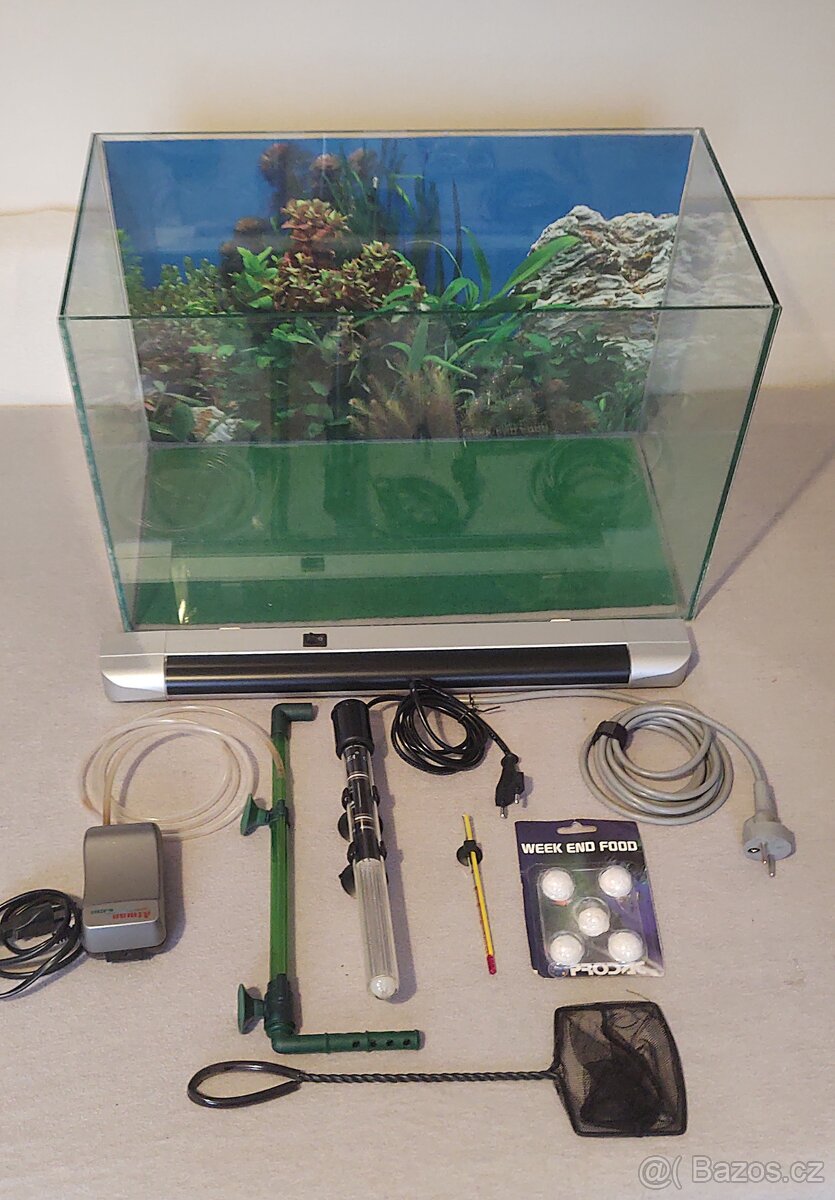Akvárium cca 45 l s příslušenstvím