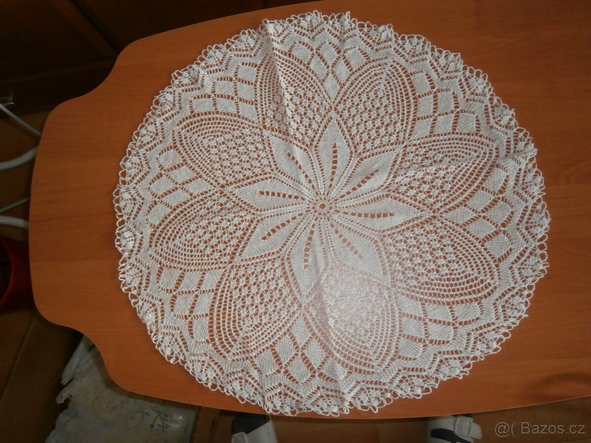 DEČKA PLETENÁ  2 ks,  průměr 60 cm.