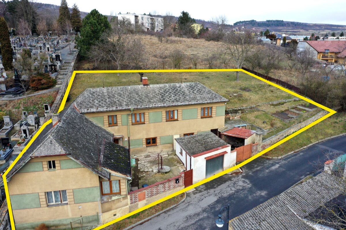 Prodej ½ rodinného domu 200m² s pozemkem 1068m²