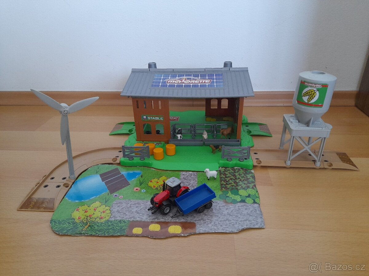 Farma se zvířaty a traktorem