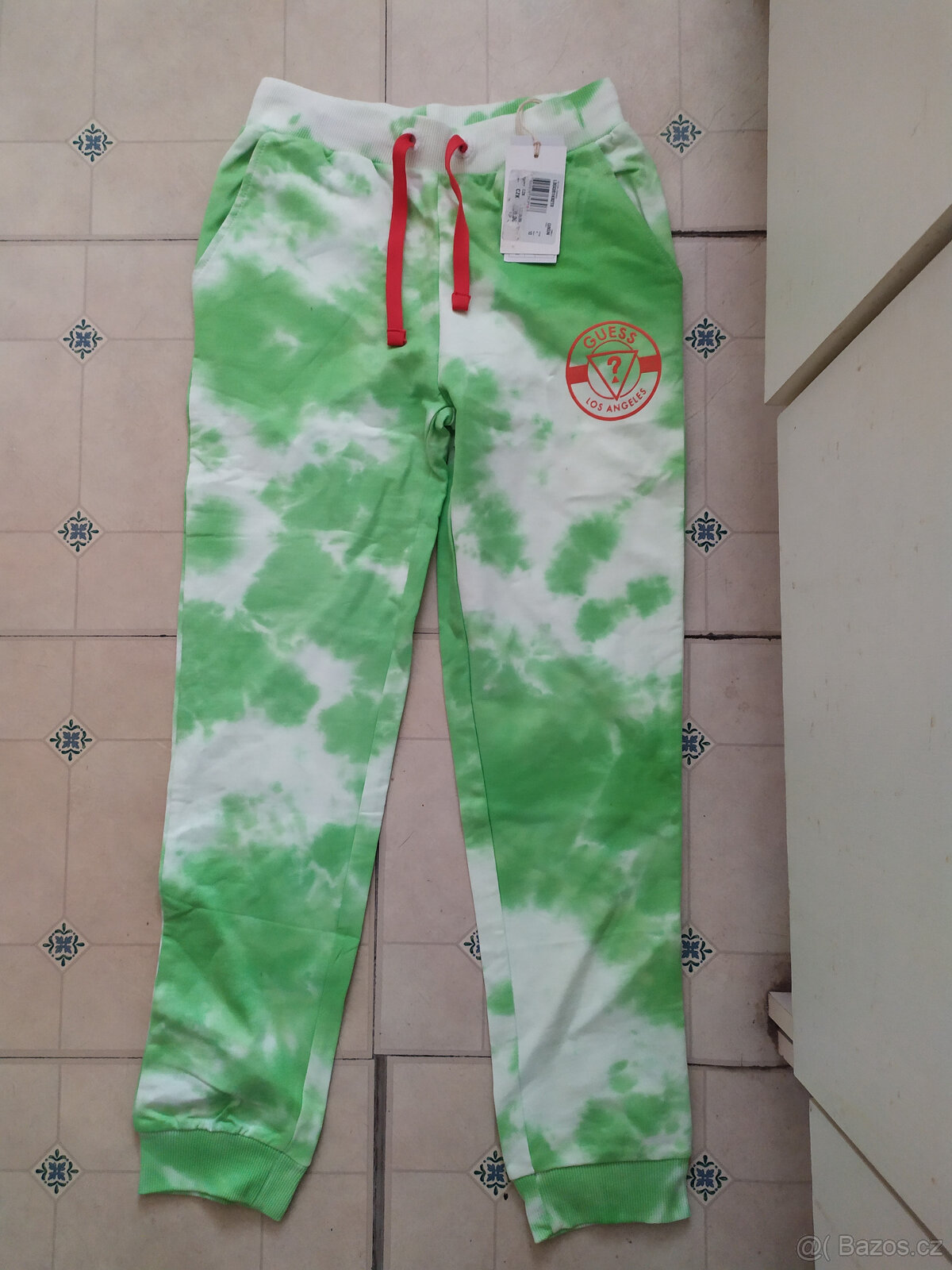 NOVÉ BAVLNĚNÉ TEPLÁKY S KAPSAMI GUESS VEL.140