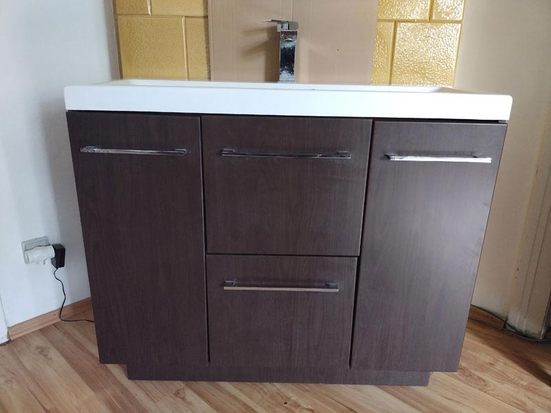Koupelnová skříňka s umyvadlem (100cm) včetně baterie