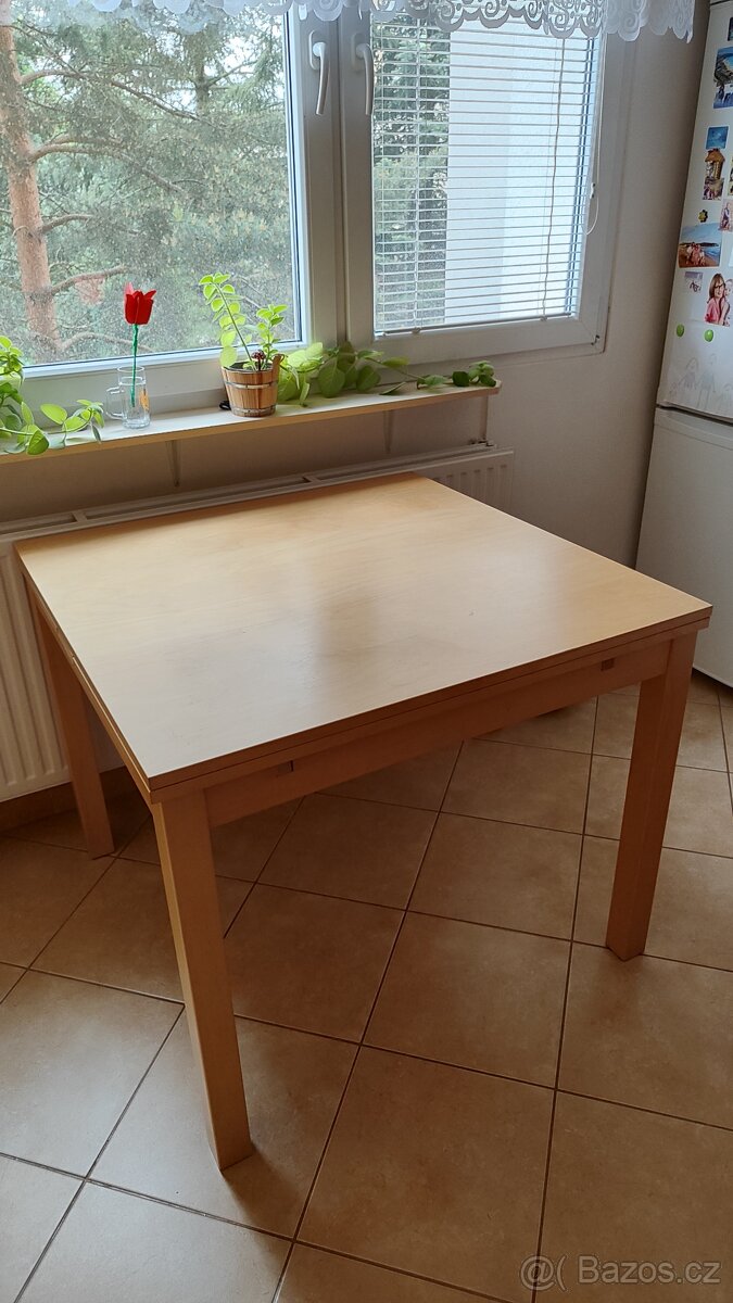 Jídelní stůl