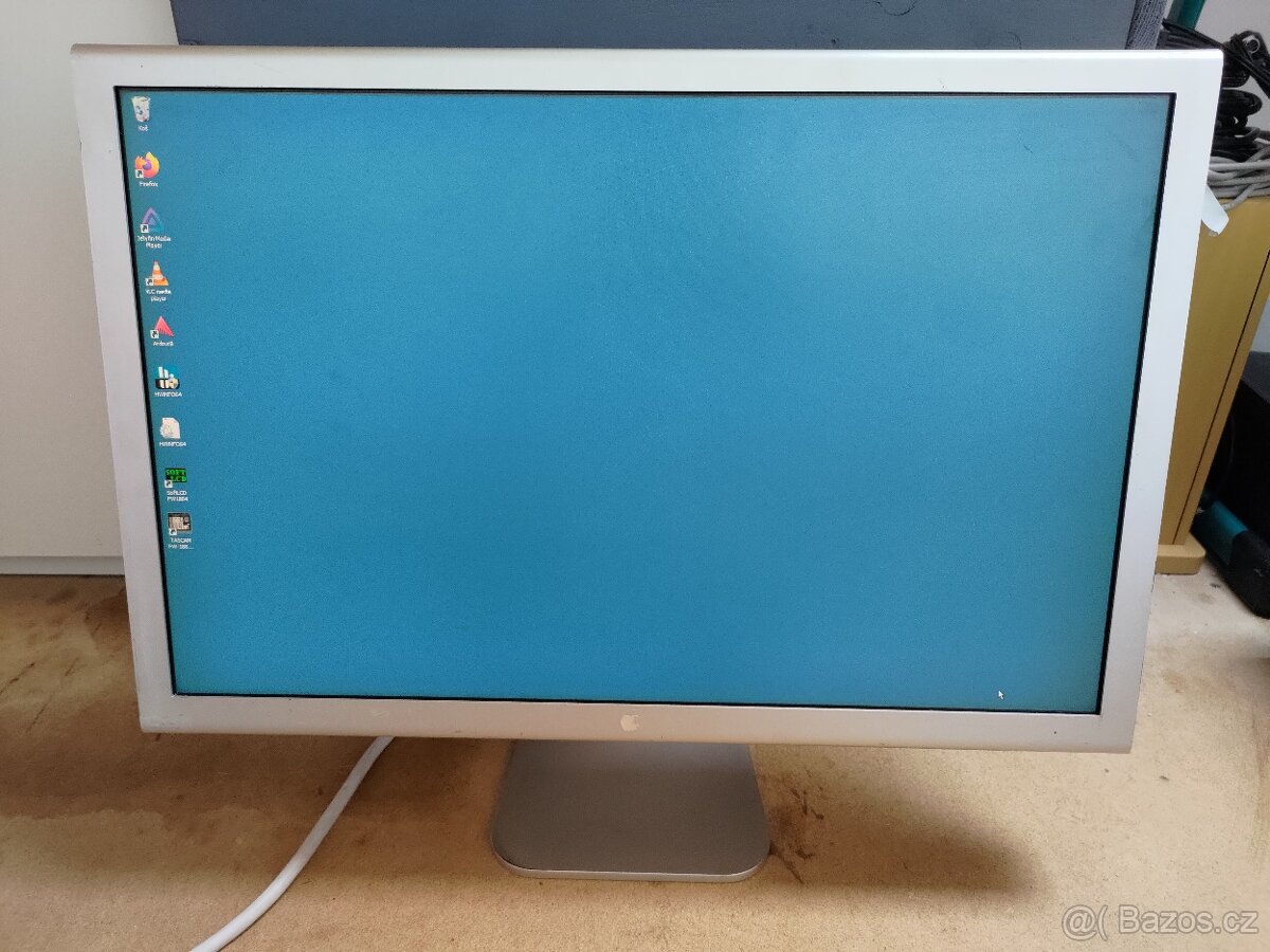 Apple cinema display 24 palců funkční.