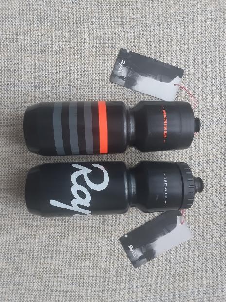 Prodám 2 ks nových bidonů Rapha, cena za oba 450 Kč.