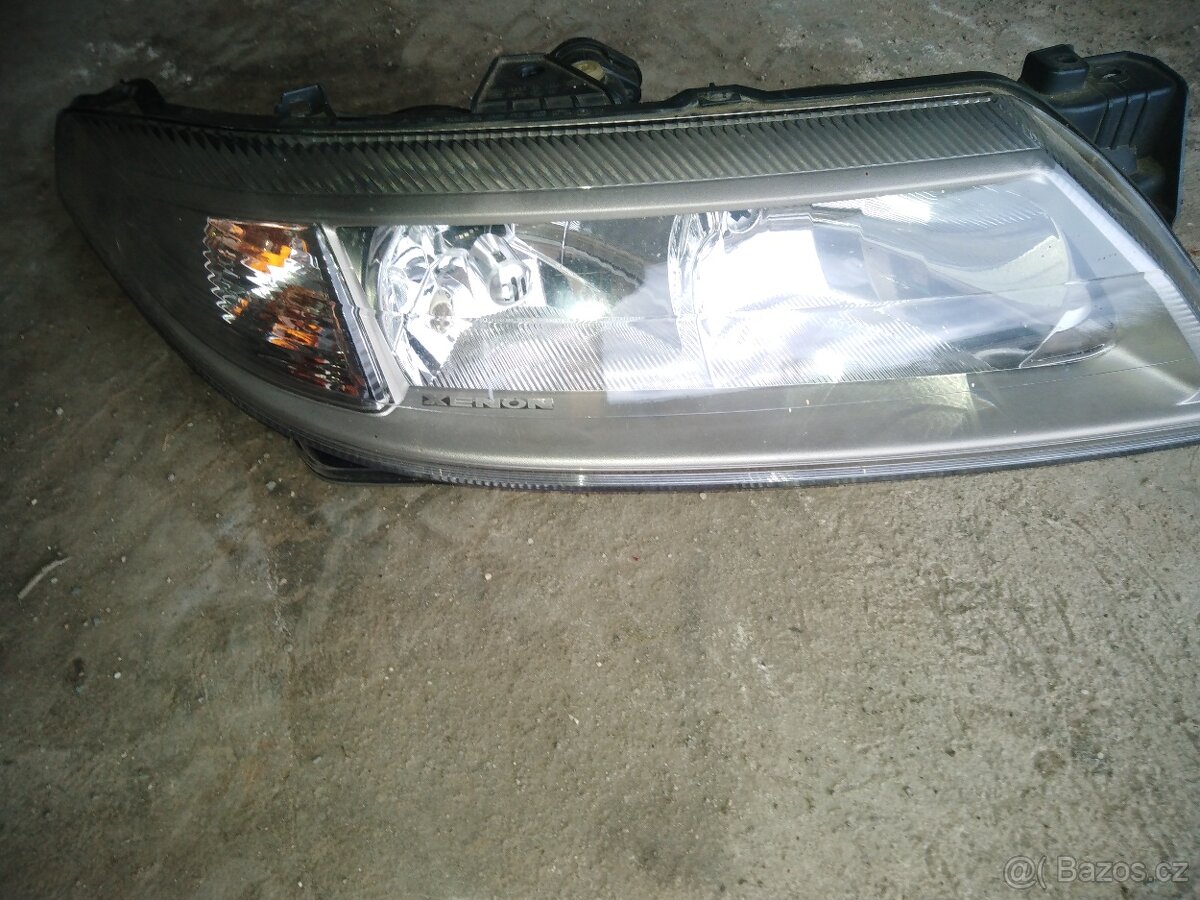 pravý přední  světlomet R Laguna