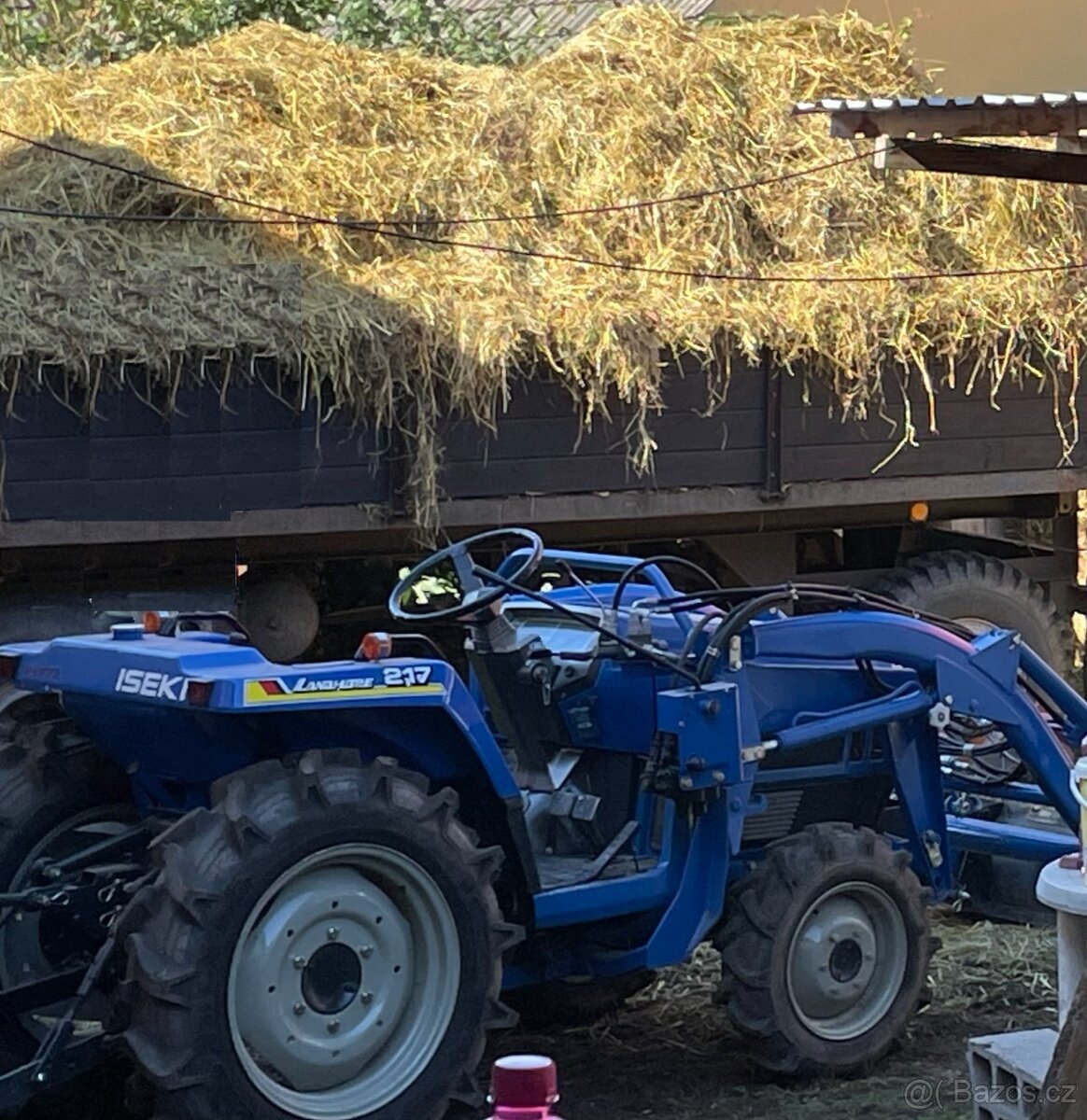 Malotraktor ISEKI s čelním nakladačem a vidlemi