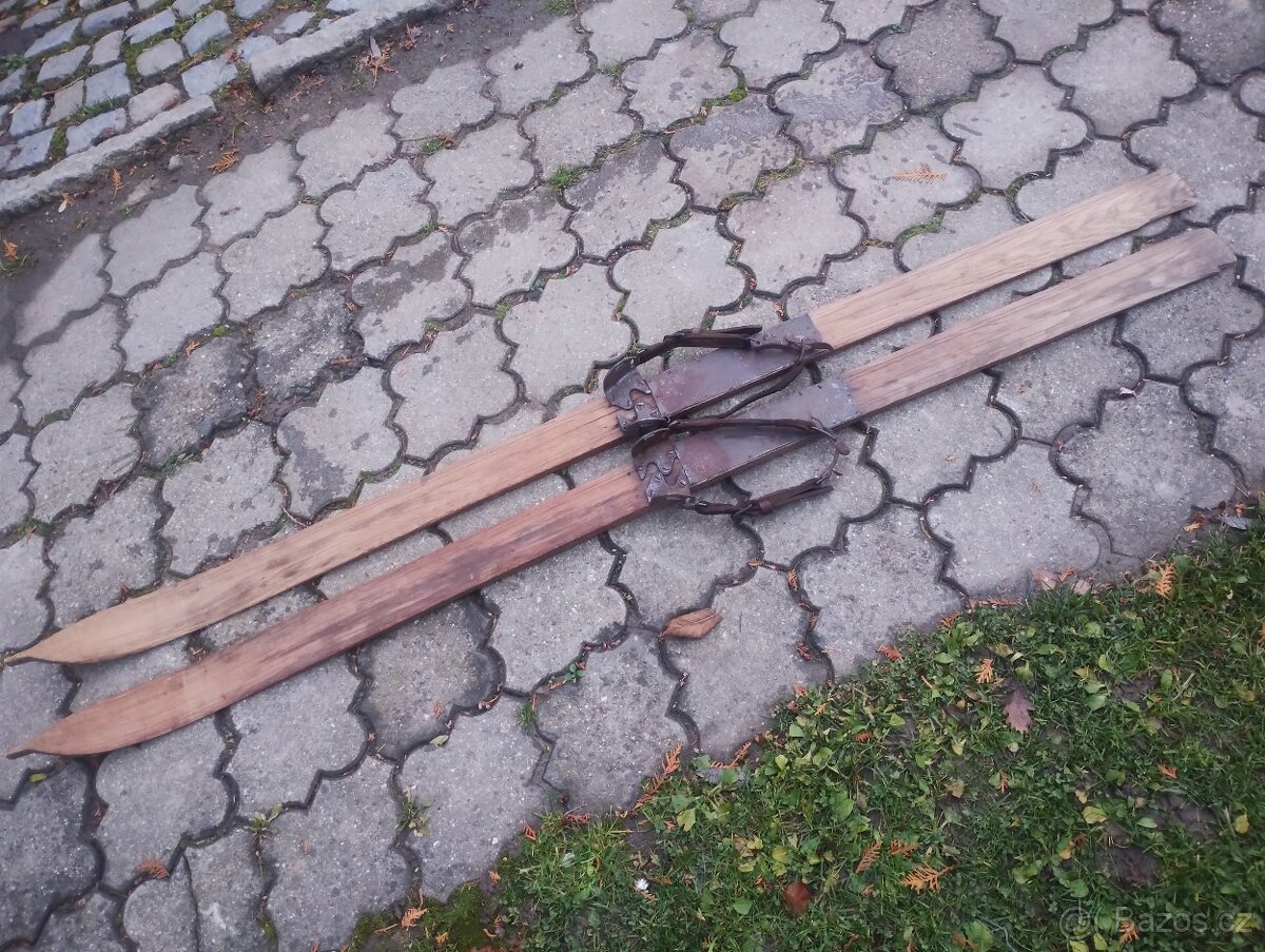 Staré dřevěné lyže