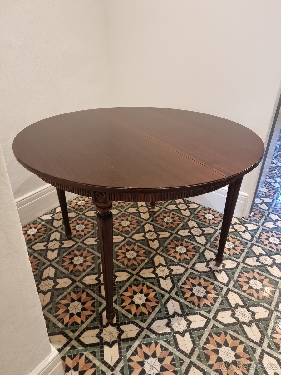 Starožitný řezbovaný rozkládací stůl kulatý o průměru 110 cm