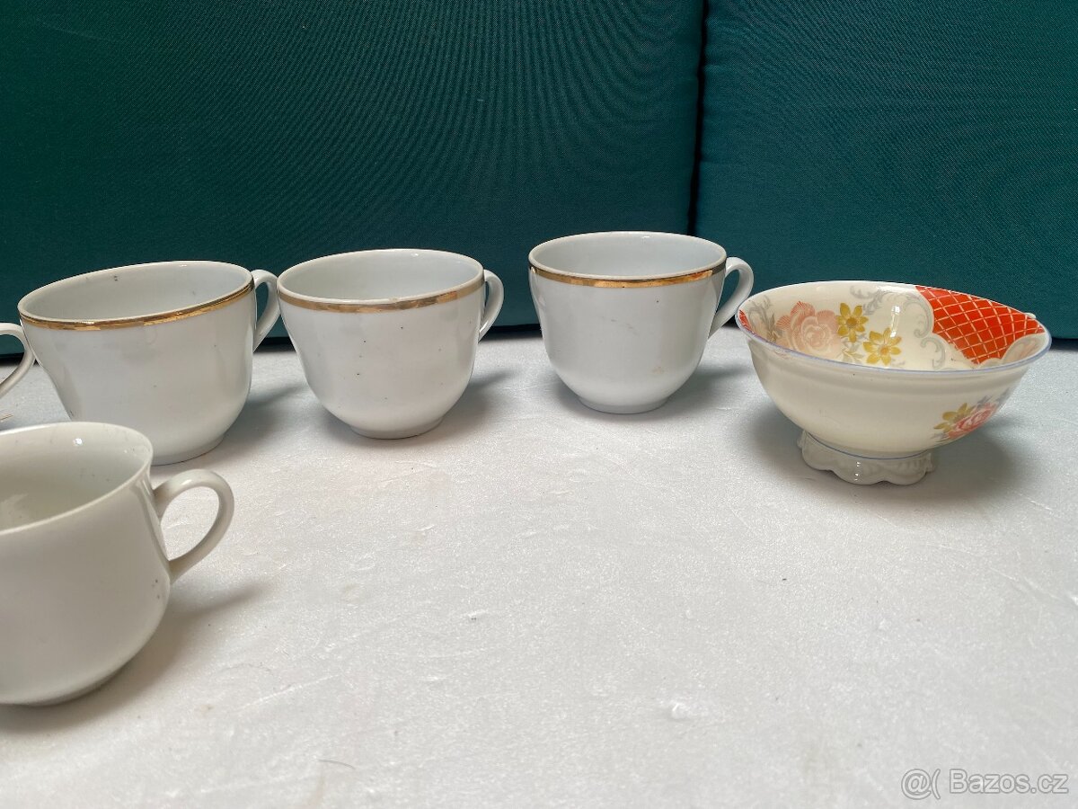 porcelánových šálků