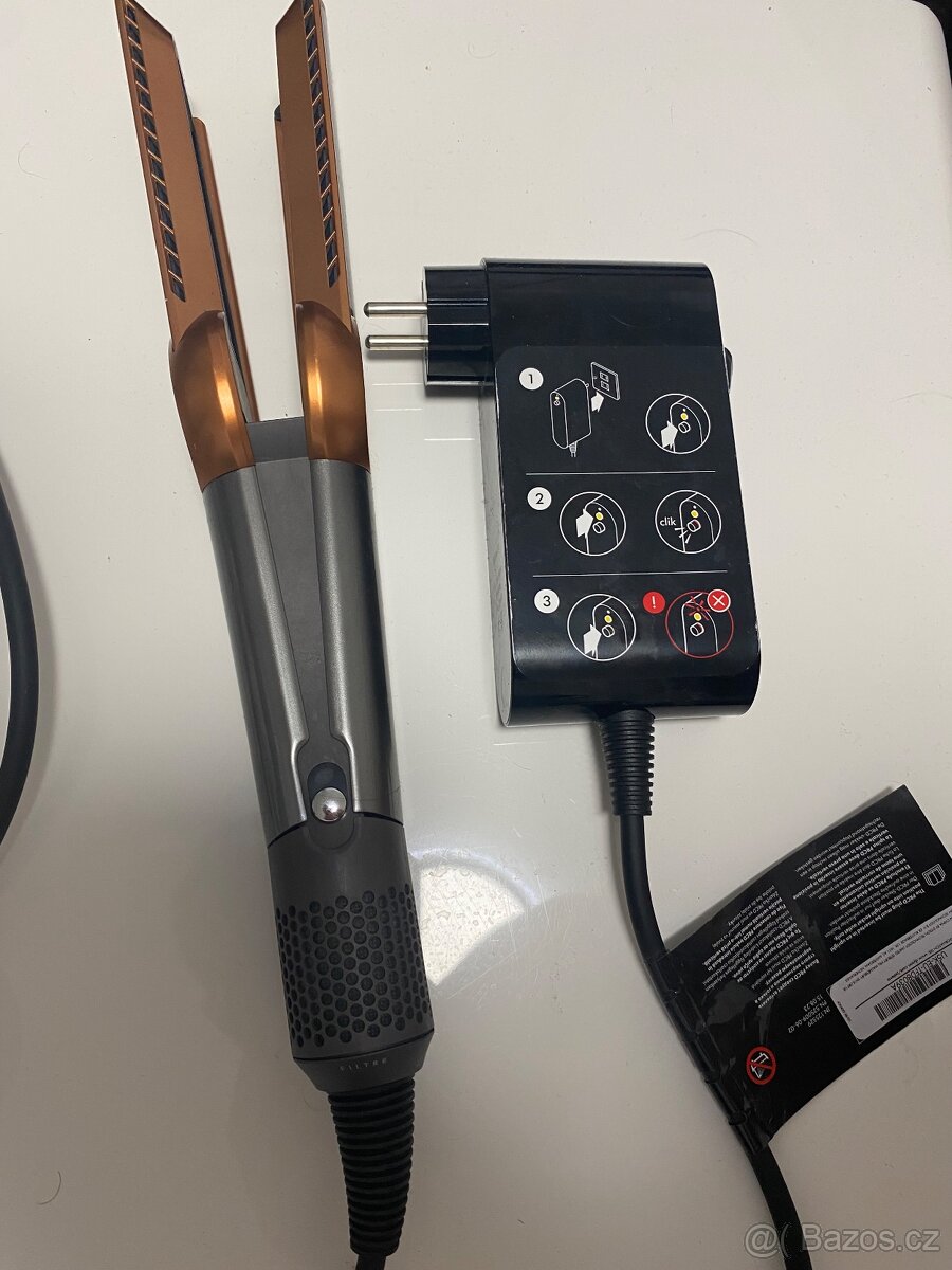 Žehlička na vlasy Dyson Airstrait