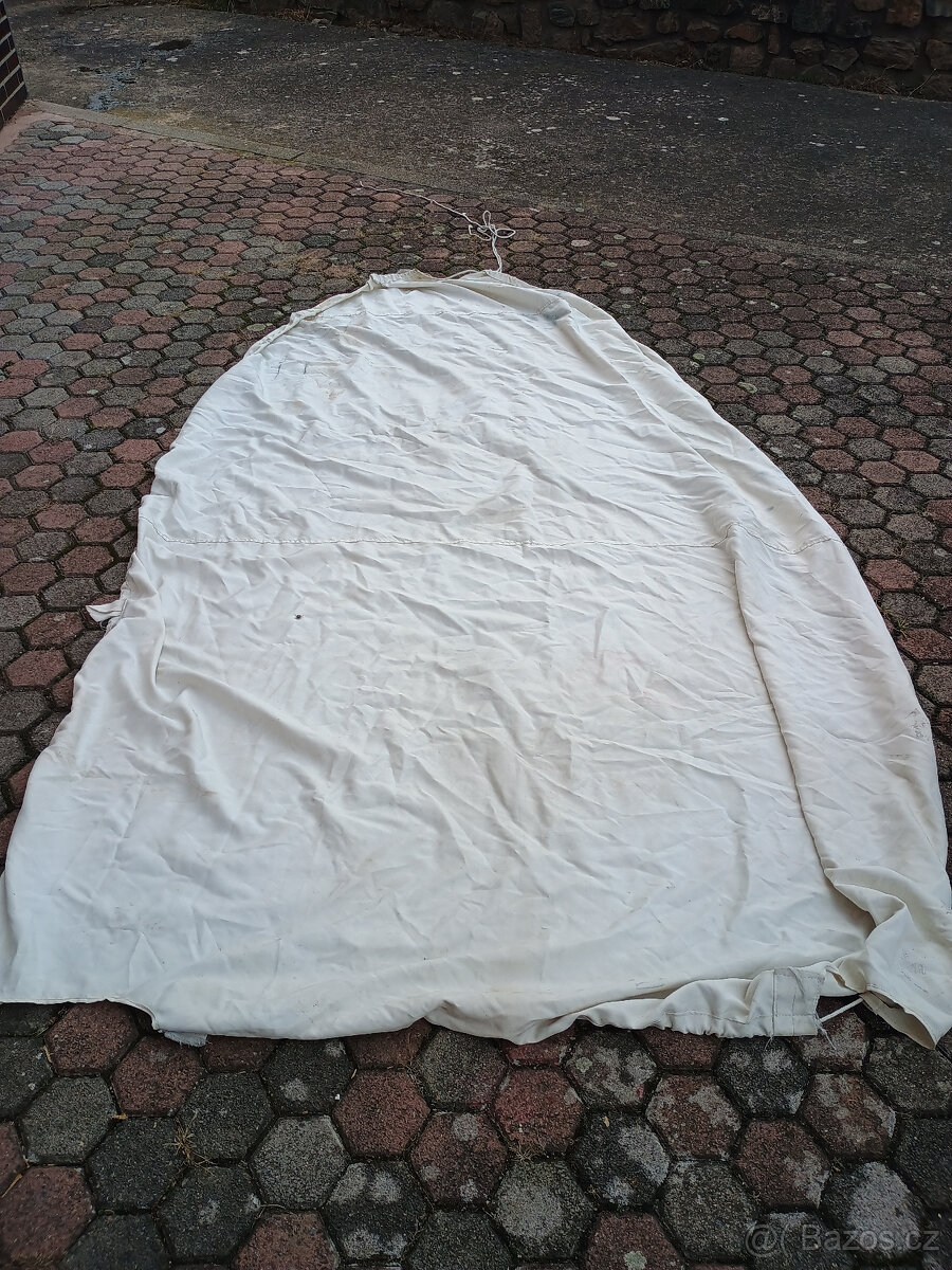 Prodám krycí plachtu na malý člun/loď