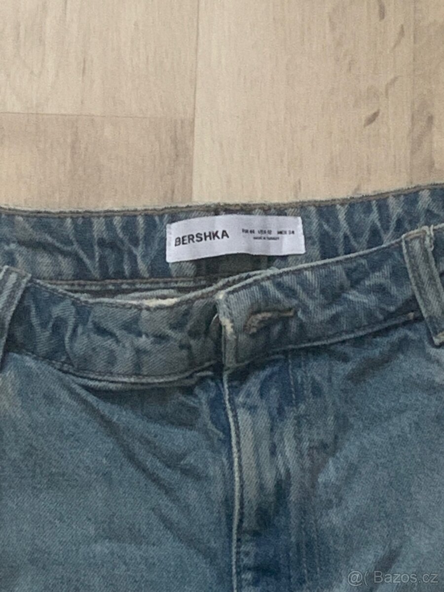 Šortky volného střihu