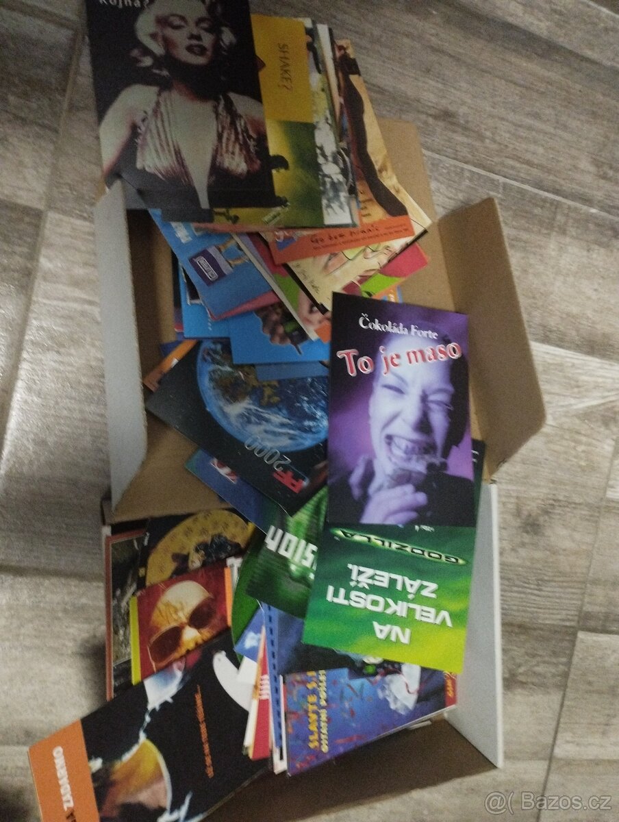 Prodám pohlednice a hračky z kinder vajíček
