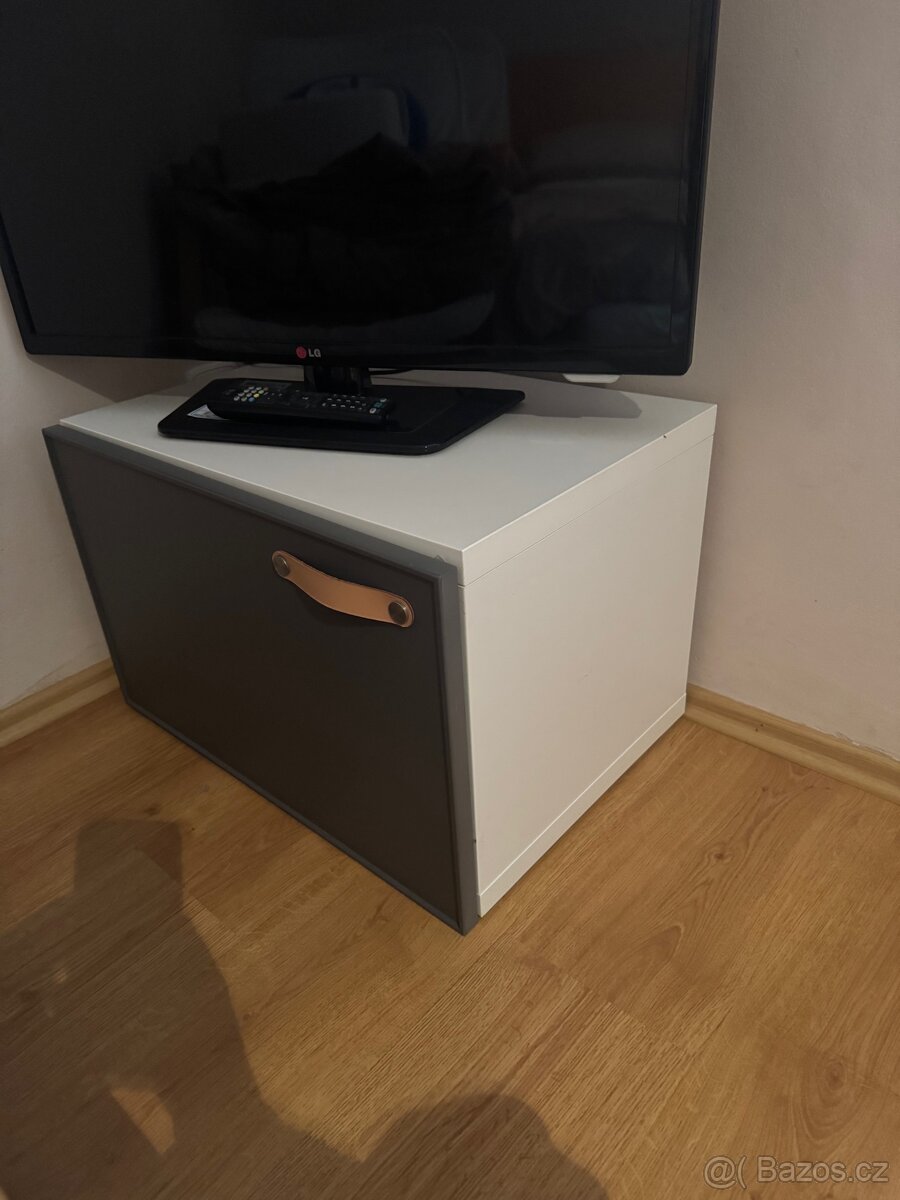 Skříňka pod televizi
