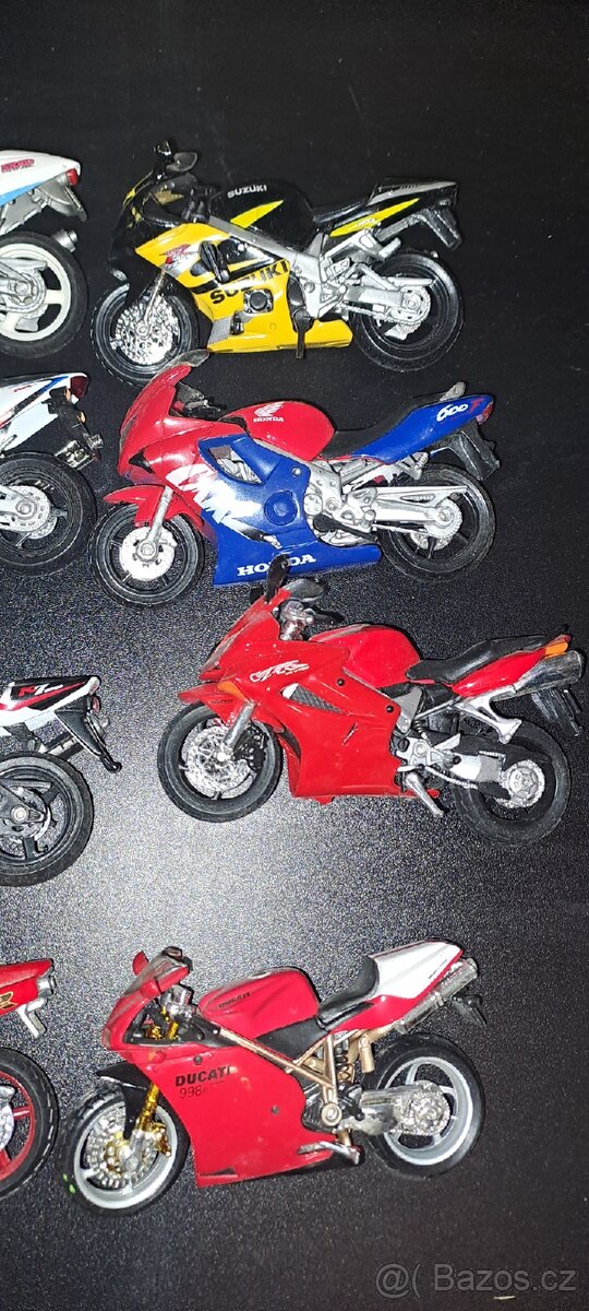 Modely motorek v měřítku 1:18
