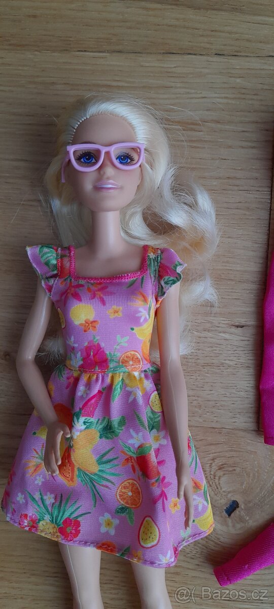 Panenka Barbie s brylemi a oblecky