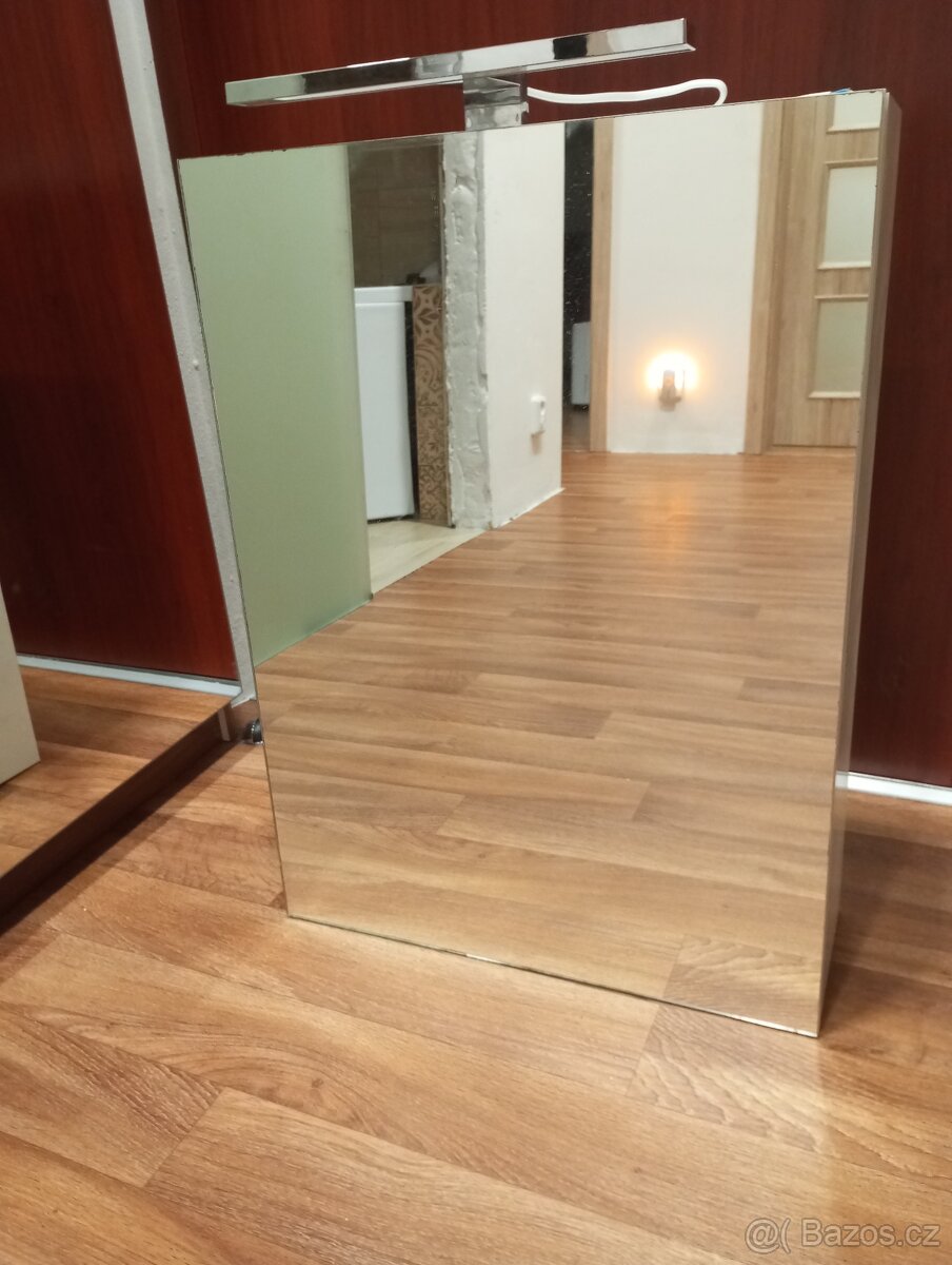 Zrcadlová skříňka nad umyvadlo