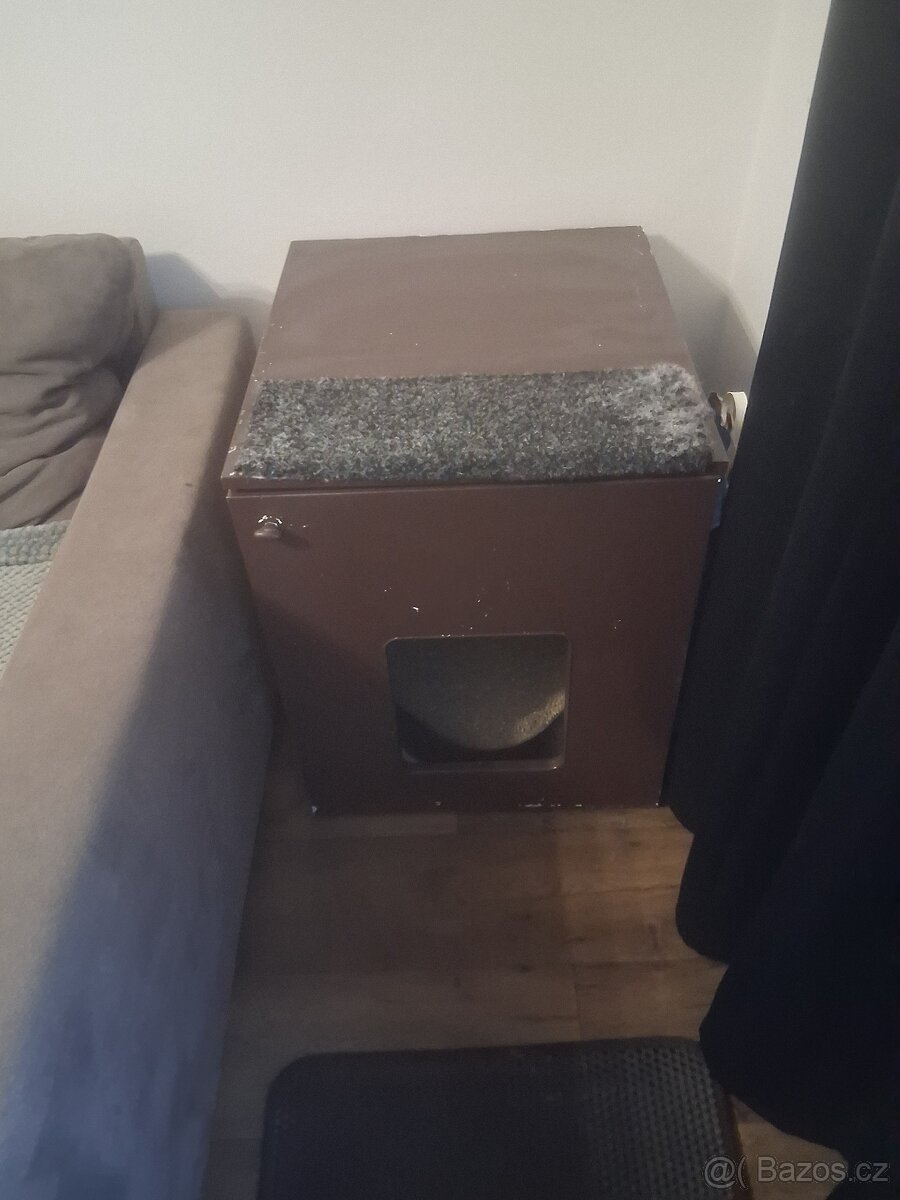 Daruji skrinku na kocici wc