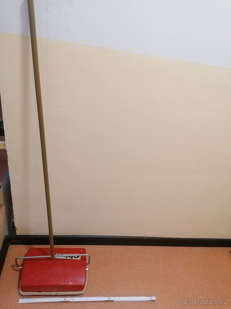 Chiron - mechanický kartáč. domácí potřeby. mechanický kartá