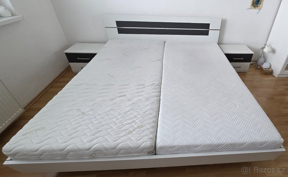 Postel 180×200 cm, rošty, stolky