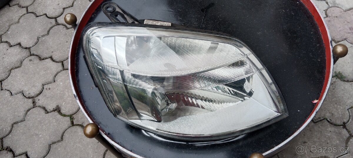 Pravý přední světlomet Peugeot partner 2005