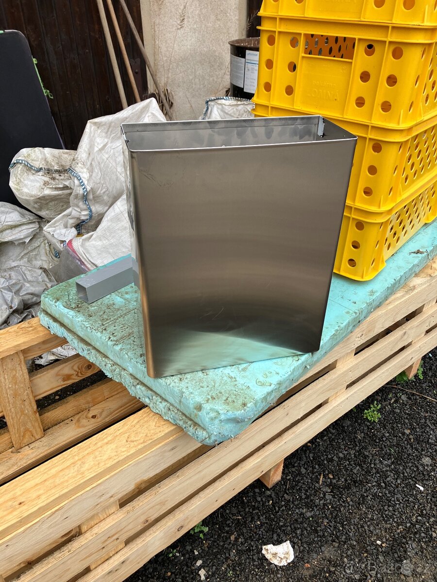 Nerezový odpadkový koš