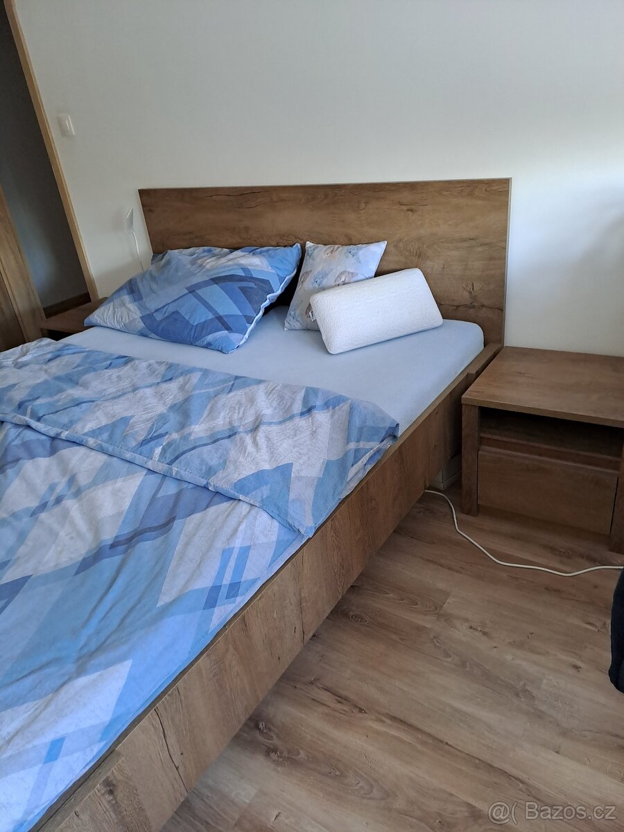 ložnice - skříň, postel, komoda, noční stolky