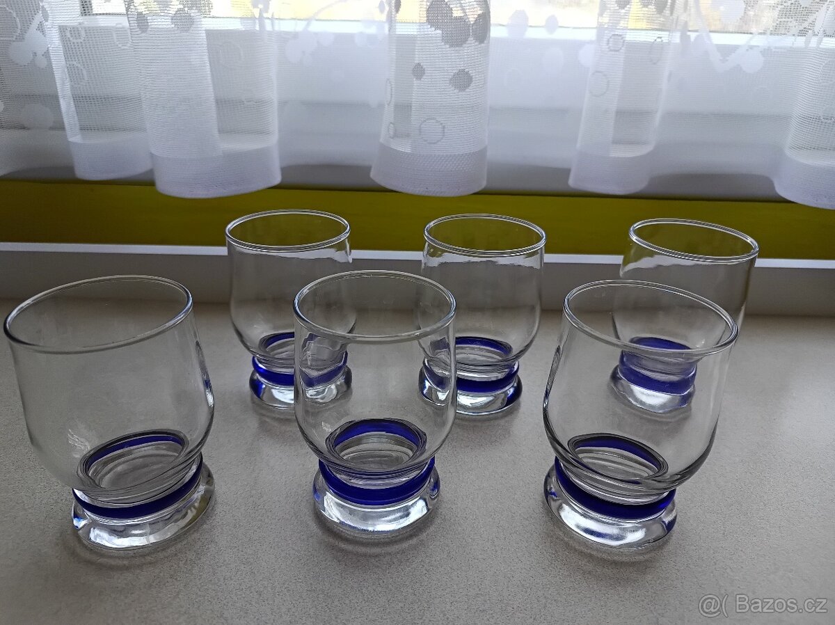 Silnostěnné skleničky s těžkým, modrým dnem.