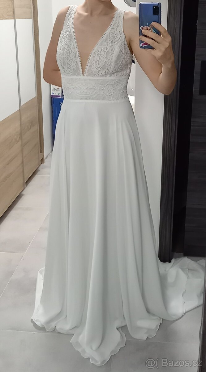 Bílé svatební šaty krajkové